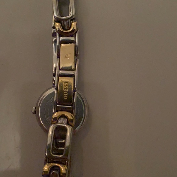 Guess is two-tone Gold & Silver watch - Picture 5 of 6